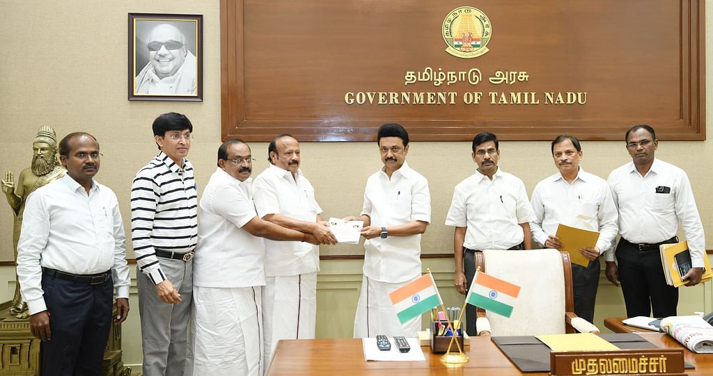 முதலமைச்சரைச் சந்தித்து ஆய்வறிக்கை சமர்ப்பித்த அமைச்சர்கள் குழு