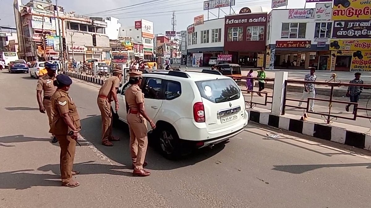 திருவண்ணாமலை: ஏடிஎம் இயந்திரங்களை உடைத்து ரூ.75 லட்சம் கொள்ளை - தஞ்சாவூரில் போலீஸ் தீவிர சோதனை!