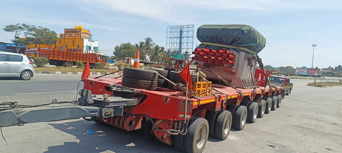 ராணுவ தளவாடங்கள் ஏற்றிவந்த லாரி