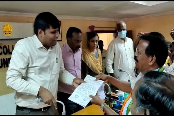 கோரிக்கை மனு அளித்த எம்.எல்.ஏ