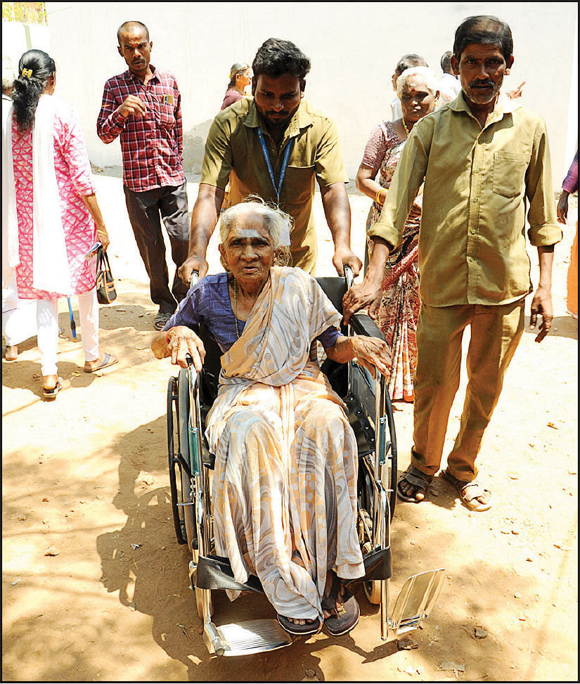 தடையில்லா பட்டுவாடா... தகராறு இல்லாத வாக்குப்பதிவு... தலையிடாத தேர்தல் ஆணையம்... கைகோத்த கழகங்கள்!