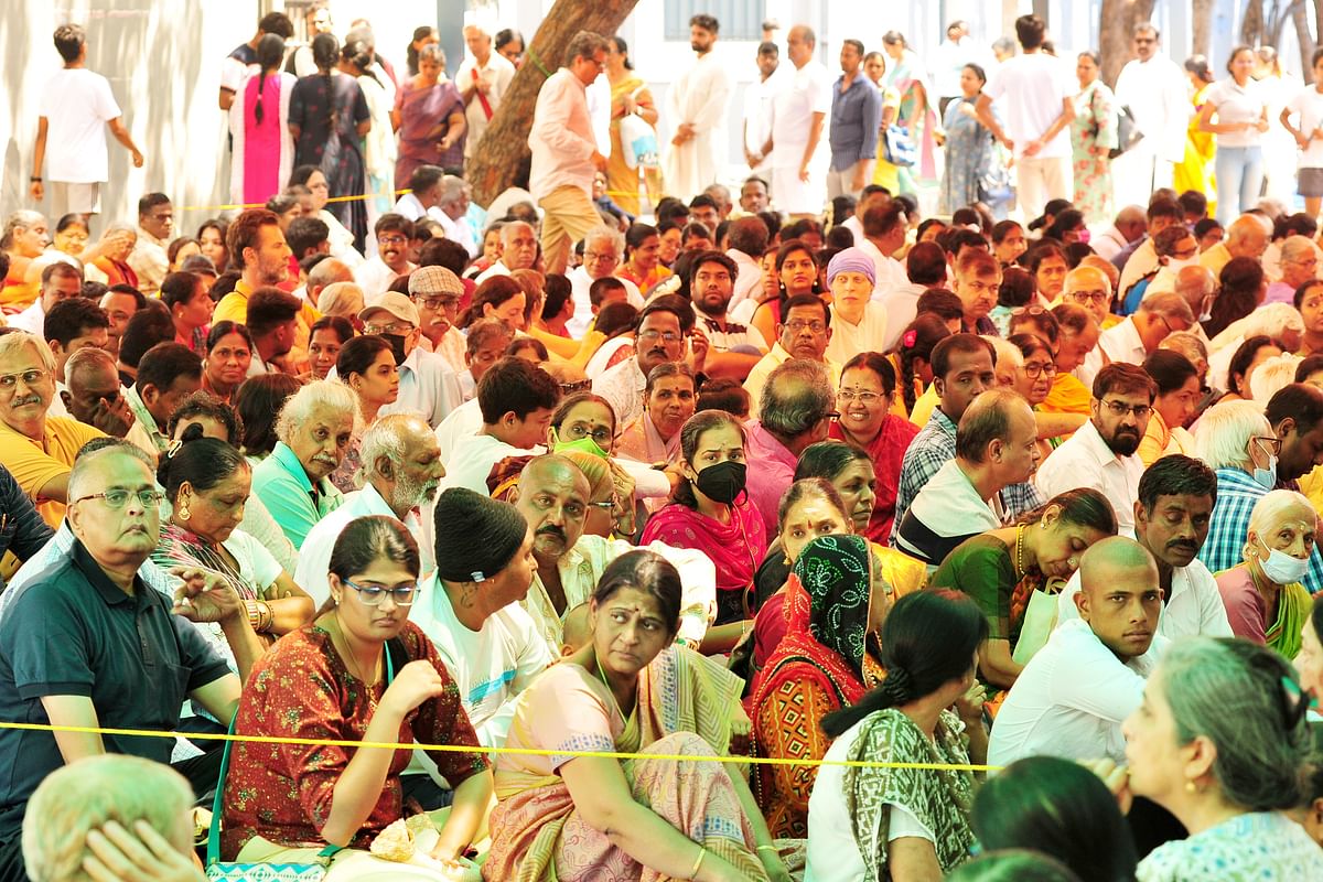 அன்னையின் 145 வது பிறந்த தினம் - பக்தர்கள் வழிபாடு