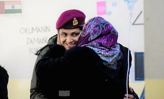 `இதுவும் கடந்து போகும்..' - உதவி செய்த இந்திய ராணுவம்; கட்டியணைத்து முத்தமிட்ட துருக்கிப் பெண்! 