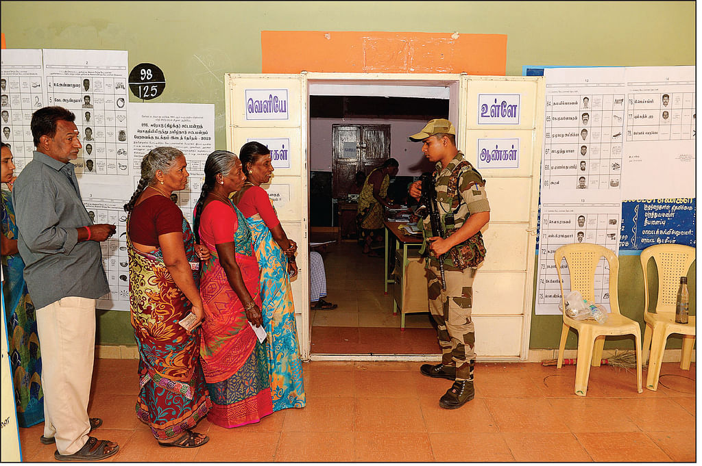தடையில்லா பட்டுவாடா... தகராறு இல்லாத வாக்குப்பதிவு... தலையிடாத தேர்தல் ஆணையம்... கைகோத்த கழகங்கள்!