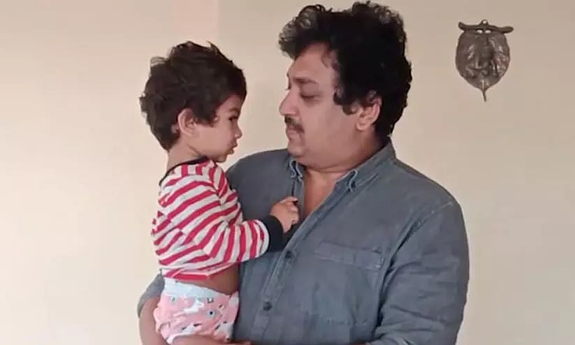 தன் மகன் நிர்வாணுடன் சாரங்க்