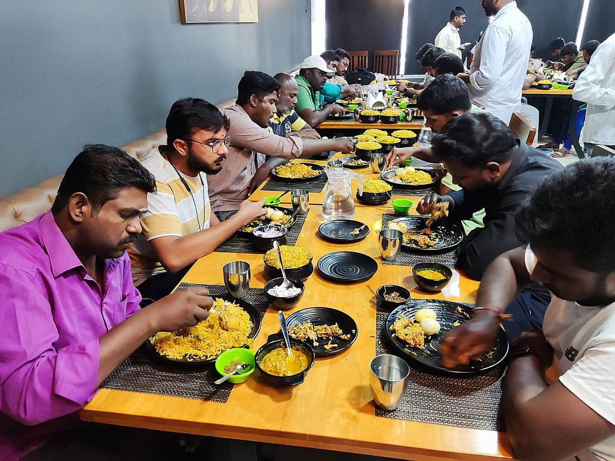 பிரியாணி போட்டி: 20 நிமிடங்களில் 2.65 கிலோ சிக்கன் பிரியாணி சாப்பிட்டு ரூ.5,001 வென்ற இளைஞர்!