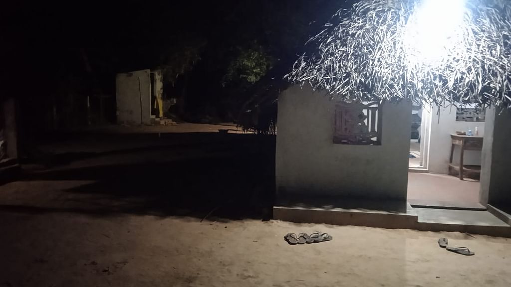 திருவாரூர்: ``சுடுகாட்டிலும் இடம் தரக் கூடாது” - குடும்பத்தை ஊரைவிட்டு ஒதுக்கிவைத்தாரா நாட்டாமை?!