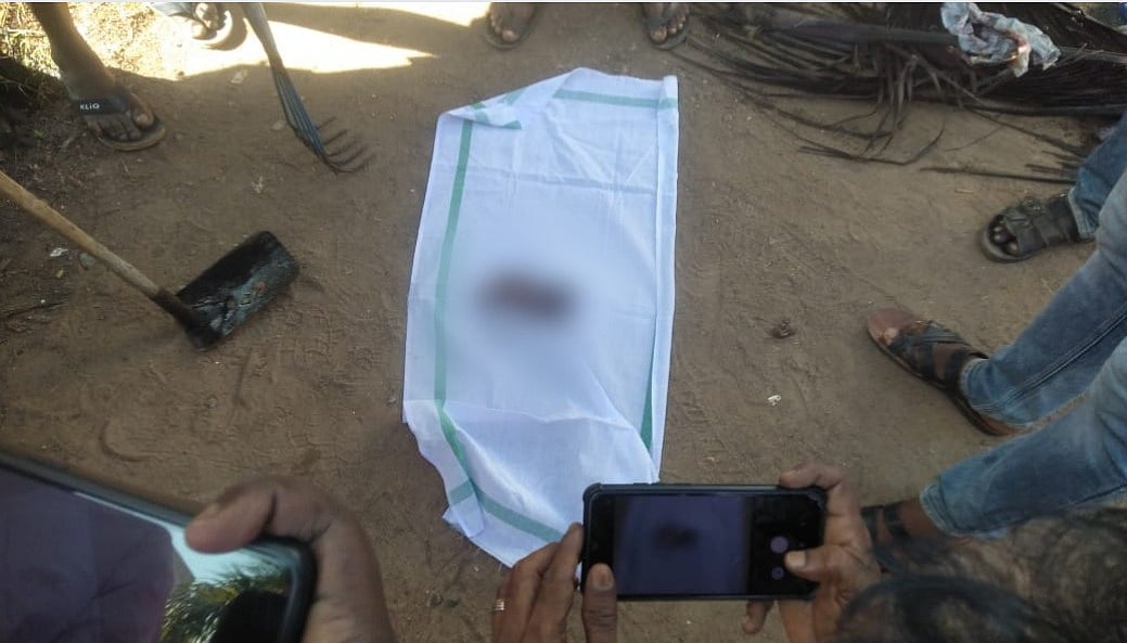 பட்டுக்கோட்டை: கழிவு நீர் கால்வாயில் கிடந்த ஆண் குழந்தை சடலம்; போலீஸ் விசாரணை!