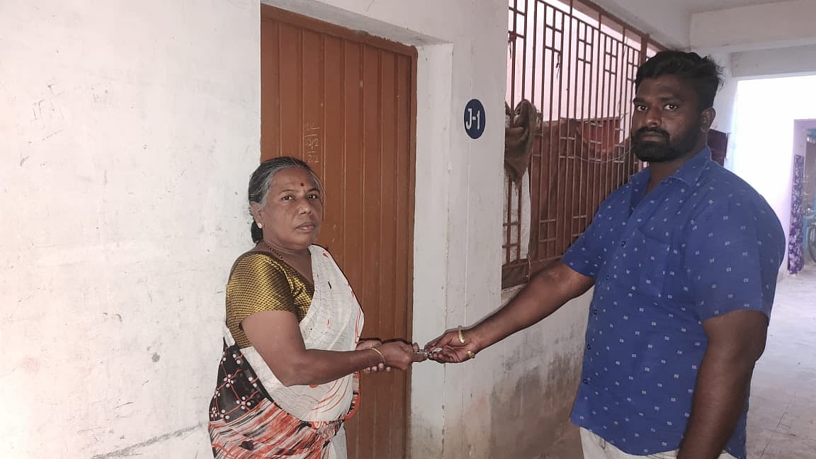 விருதுநகர்: மாற்றுத்திறனாளி பேரனுடன் பரிதவித்த பாட்டி: வீடு ஒதுக்கி உதவி செய்த மாவட்ட ஆட்சியர்!