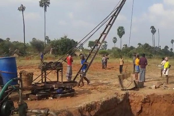 தென்காசி: டெட்டனேட்டர் வெடித்துச் சிதறியதில் மூவர் பலி! - கிணறு தோண்டும் பணியின்போது விபரீதம்