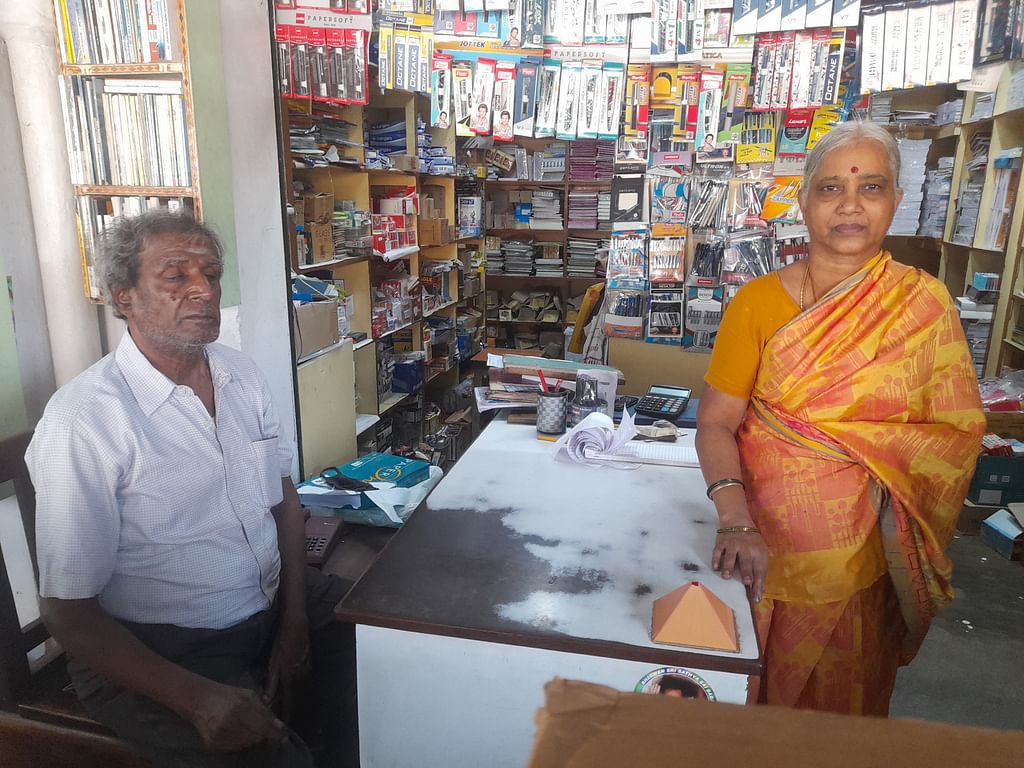 சந்திரசேகர் தன் மனைவி பானுமதியுடன்...