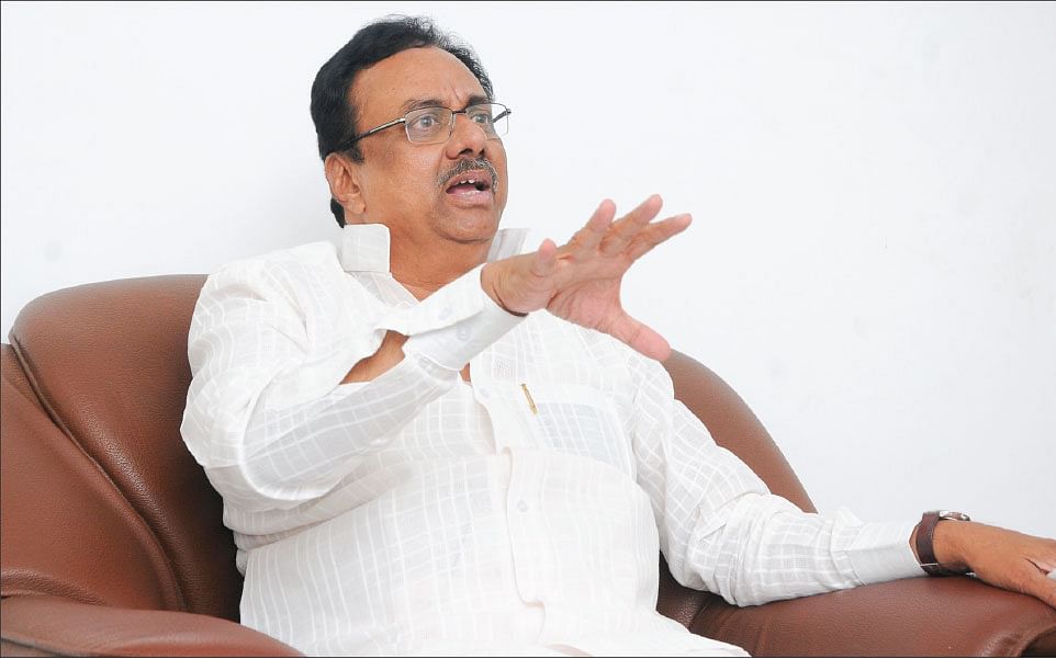 புறக்கணிக்கும் காங்கிரஸ் தலைவர்கள்... அதிர்ச்சியில் 
ஈ.வி.கே.எஸ்.இளங்கோவன்