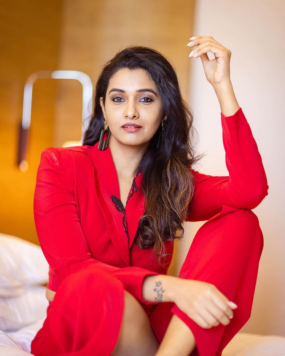 priyabhavanishankar: செக்கச் சிவந்த கலர்!
