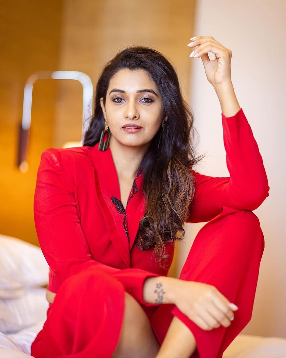 priyabhavanishankar: செக்கச் சிவந்த கலர்!