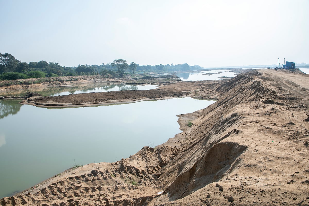 கொள்ளிடம் ஆற்றைச் சுரண்டும் மணல் மாஃபியா: சாட்டை எடுத்த நீதிமன்றம்... ஆய்வில் இறங்கிய ஆட்சியர்!