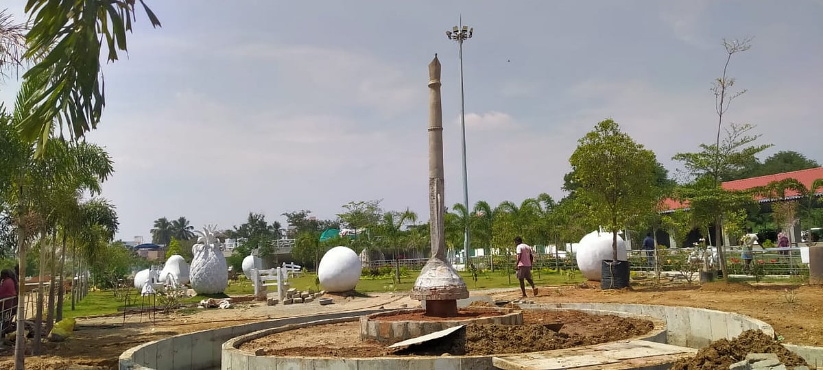 புதுக்கோட்டை; பூங்காவில் 10 அடி உயரத்தில் நிறுவப்பட்ட பேனா சிலை; அடுத்த மாதம் திறப்பு எனத் தகவல்!