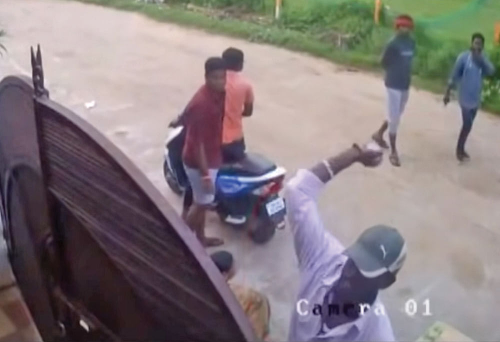 நாட்டி வெடிகுண்டு வீசிய சிசிடிவி காட்சிகள்