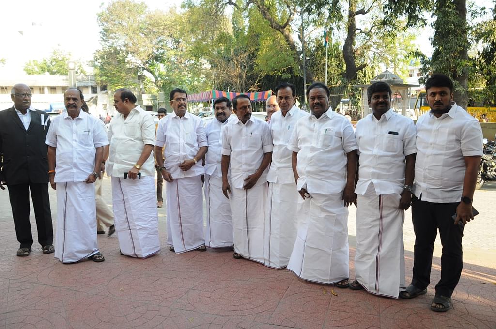 அதிமுக-வினர்