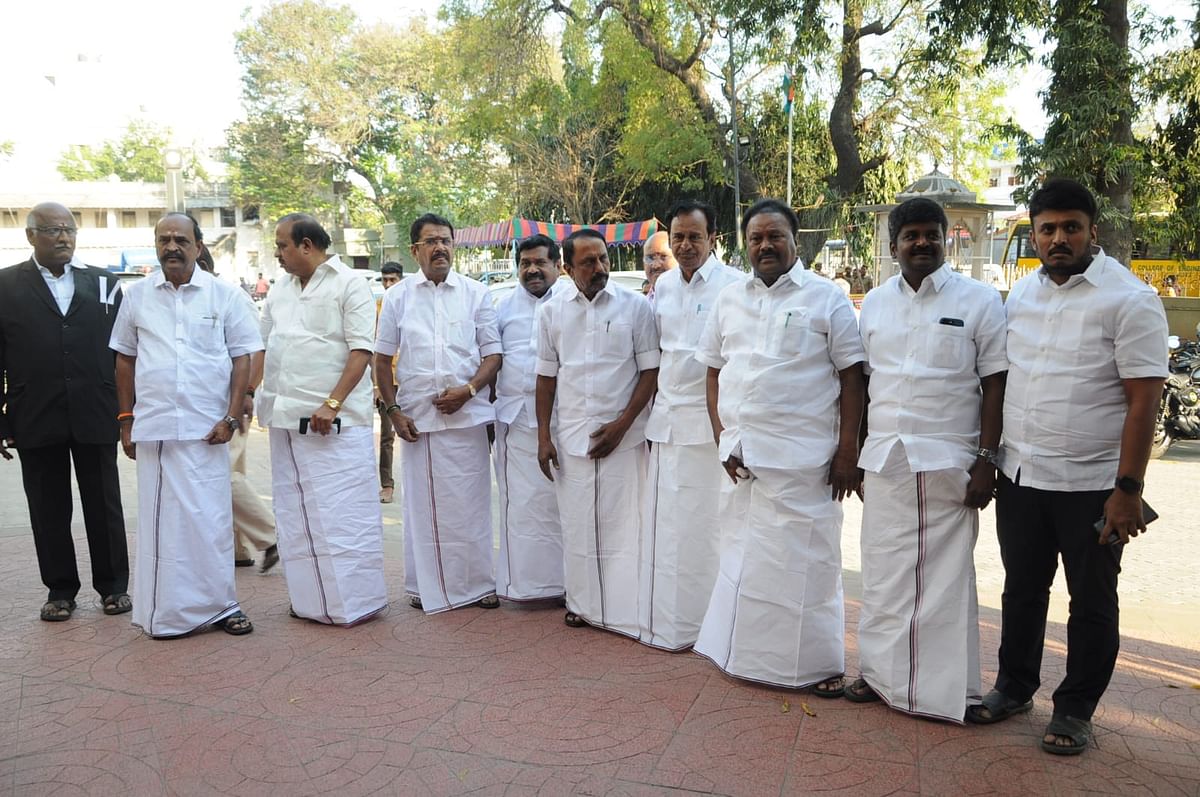அதிமுக-வினர்