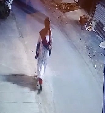 சென்னை: முட்டைகளை வீசி தங்க செயினைப் பறித்த கும்பல் - நடைபயிற்சி சென்ற பெண்ணுக்கு நேர்ந்த சோகம் 