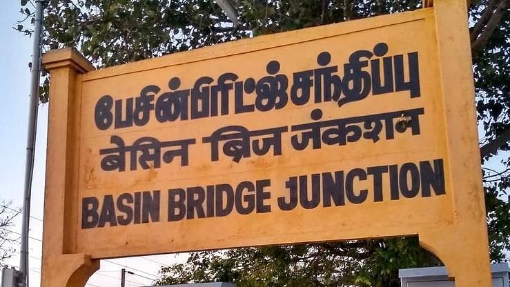 ரயில் நிலையத்தில் கத்திகளைக்கொண்டு சண்டை போட்ட மாணவர்கள்