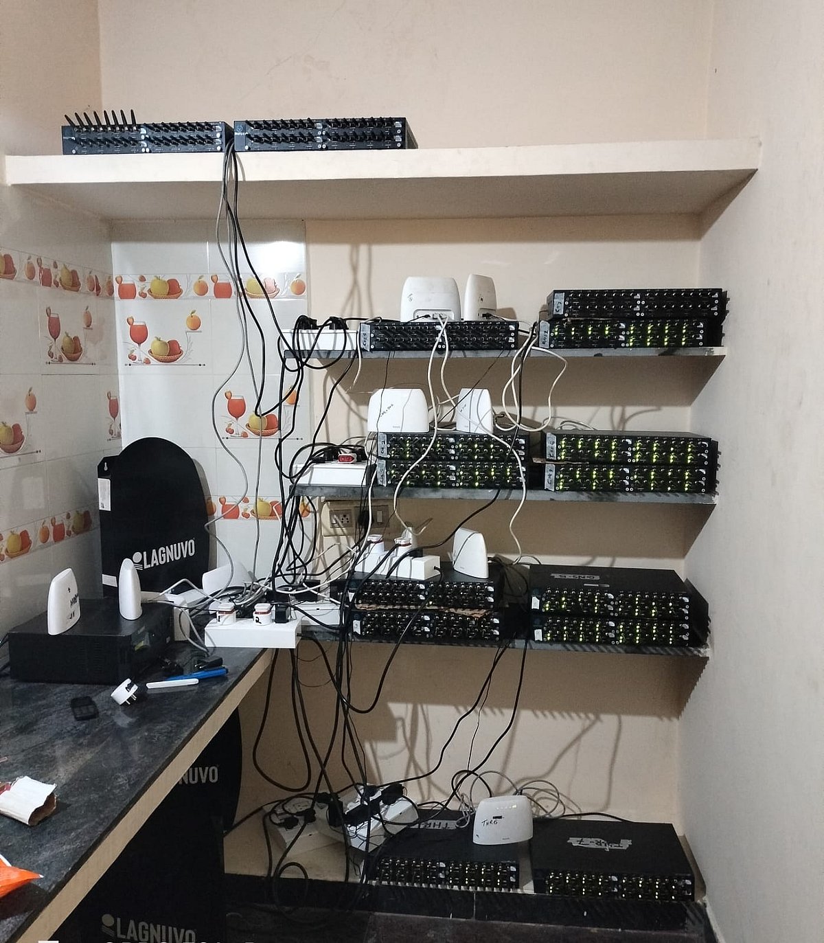 வாடகைக்கு வீடு எடுத்து சட்டவிரோத செல்போன் இணைப்பகம் நடத்திய மர்ம நபர்! - தீவிர விசாரணயில் போலீஸ்