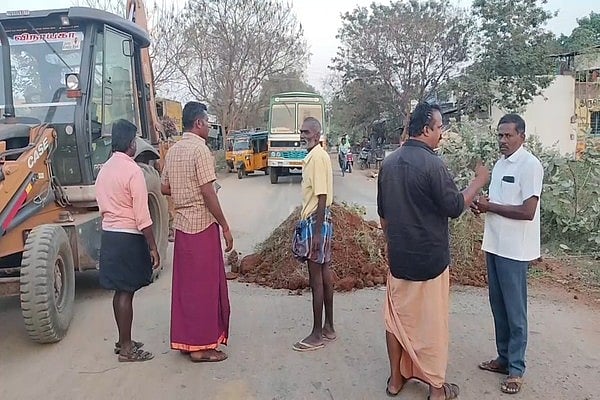 தென்காசி: ``கனிம வளக் கடத்தல் லாரிகளால் தொல்லை” - சாலையின் நடுவே பள்ளம் தோண்டிய பஞ்சாயத்து தலைவர்!