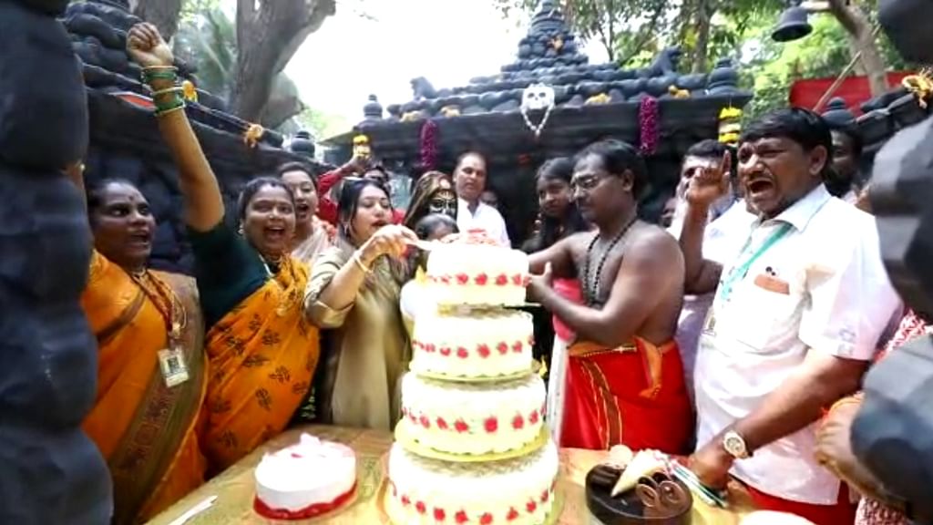கேக் வெட்டி பிறந்த நாள் கொண்டாட்டம்