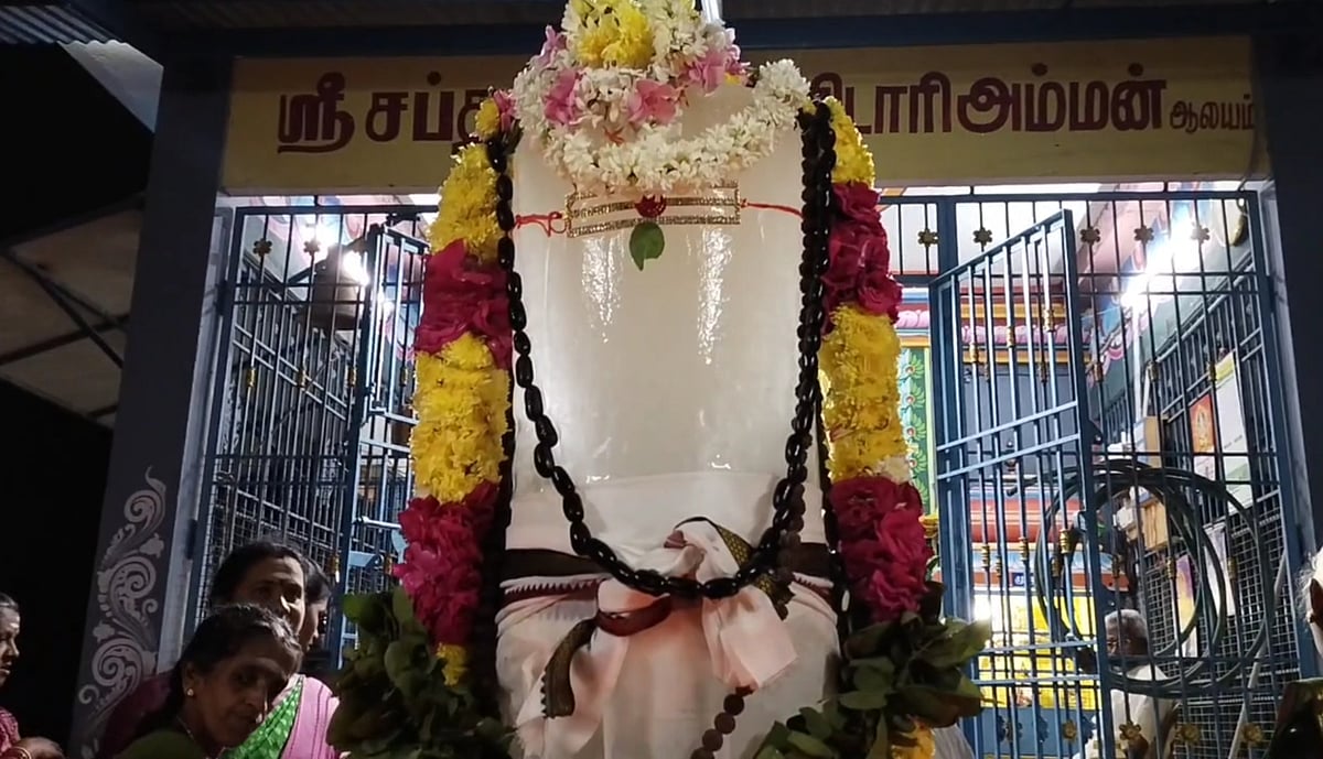 மகாசிவராத்திரியை முன்னிட்டு பனிக்கட்டியால் செய்யப்பட்ட 6 அடி சிவலிங்கம்!   
