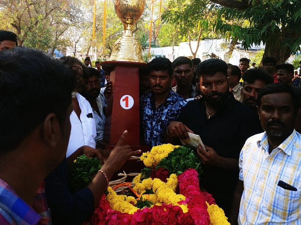 கரூர்: போட்டி பாதியிலேயே நிறுத்தம்; கோப்பையை இறந்த கபடி வீரர் அருகே வைத்த போட்டி ஏற்பாட்டாளர்கள்!