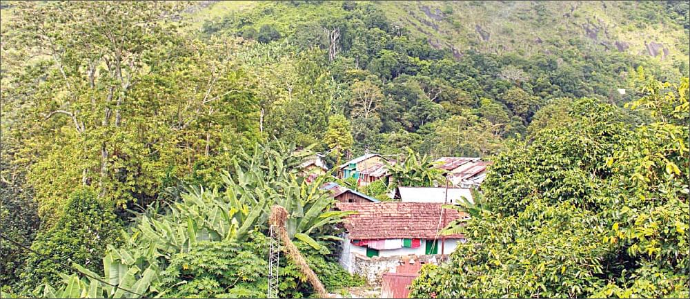 ``எங்கள் கிராமத்துக்குள் 
நாங்கள் செருப்பு அணிந்து செல்வதில்லை..!’’ - வெள்ள மனசு வெள்ளகவி மக்கள்