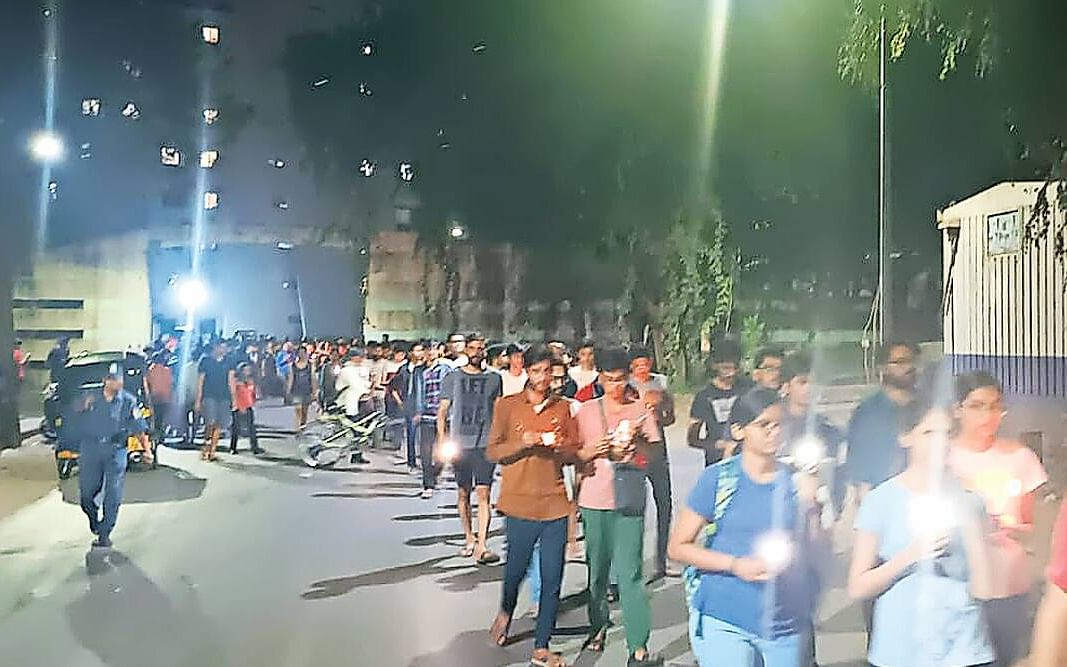 மும்பை ஐஐடி: பட்டியலின மாணவர் தற்கொலை; சாதிப் பாகுபாடு குற்றச்சாட்டை முன்வைக்கும் மாணவர்கள்!