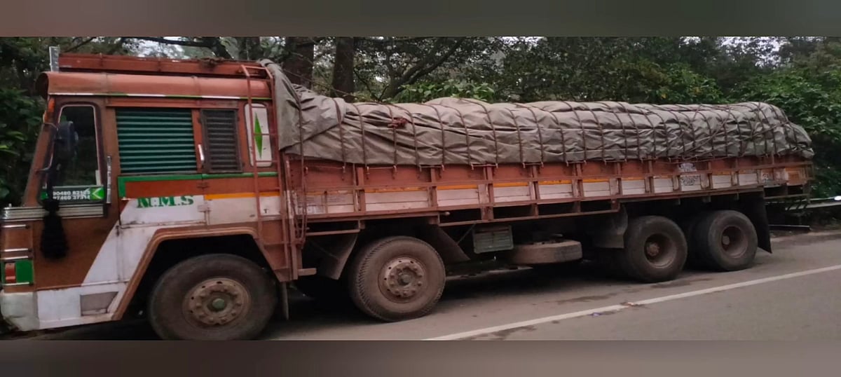 ​தேனி: 1​7 டன் ரேஷன் அரிசி கேரளாவுக்குக் கடத்தல் - இருவர் சிக்கியது எப்படி?!