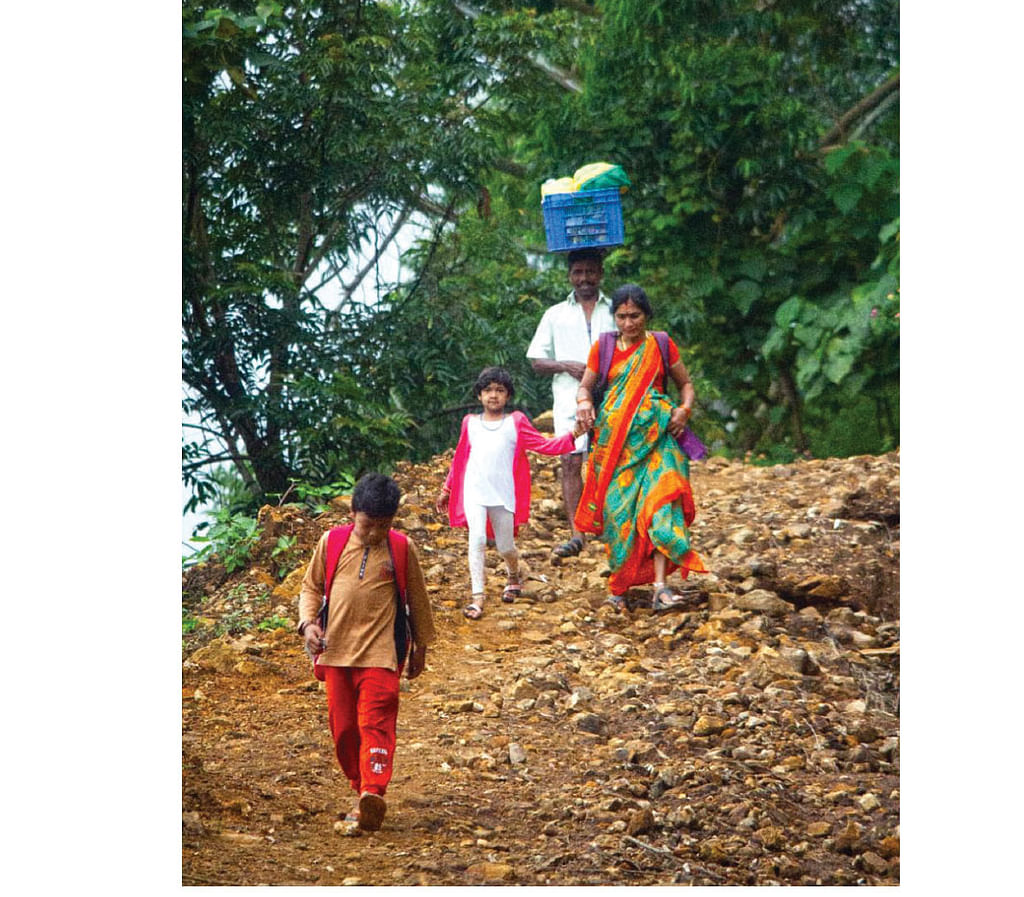 ``எங்கள் கிராமத்துக்குள்
நாங்கள் செருப்பு அணிந்து செல்வதில்லை..!’’ - வெள்ள மனசு வெள்ளகவி மக்கள்