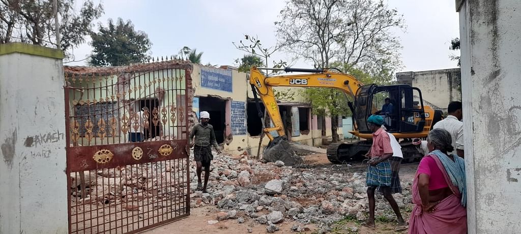 ஜூ.வி ஆக்ஷன்: பாதுகாப்பான கட்டடத்தில் மாணவர்கள்... மோசமான நிலையில் இருந்த பள்ளி இடிக்கப்பட்டது!