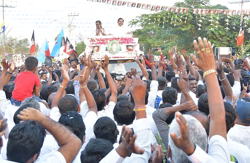 மனித ‘பட்டிகள்’... அவிழும் பணமூட்டைகள்... பறக்கும் புகார்கள்... என்னவாகும் ஈரோடு இடைத்தேர்தல்?