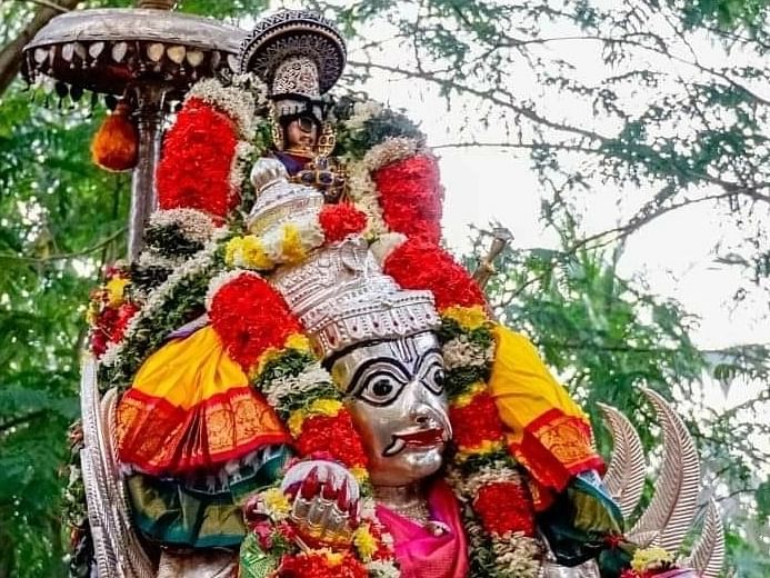 திருவரங்கம்: வெள்ளி கருட வாகனத்தில் வந்த நம்பெருமாள்; பரவசத்தில் ஆழ்ந்த பக்தர்கள்!