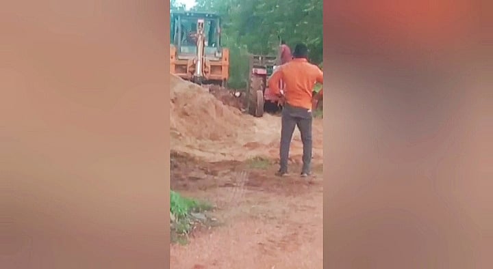 ஸ்ரீவில்லிப்புத்தூரில் அரசுக்கு சொந்தமான இடத்தில் மணல் திருட்டு?! - பரவும் வீடியோ