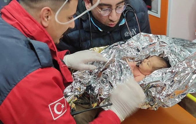 நிலநடுக்கம்: பிறந்து 10 நாள்களே ஆன குழந்தையும், தாயும் 90 மணிநேரத்துக்கு பிறகு உயிருடன் மீட்பு!