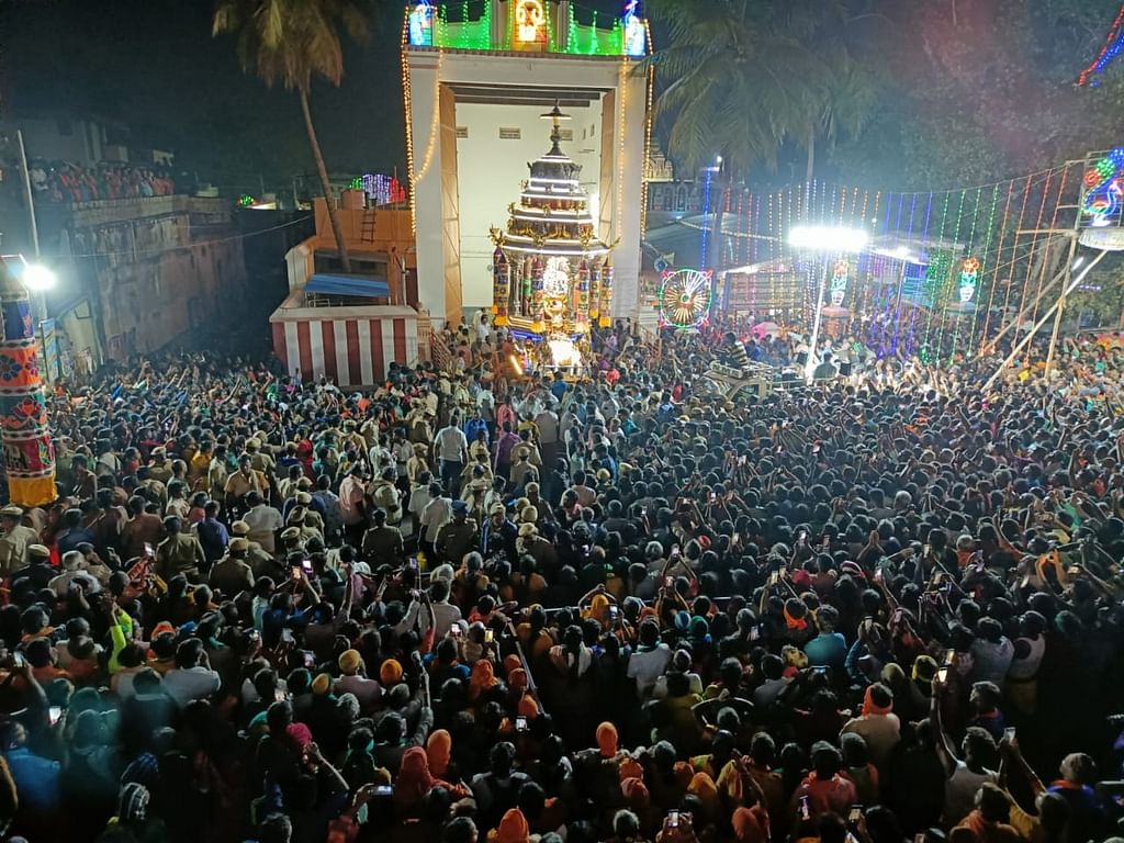 தேர் அருகே குவிந்துள்ள பக்தர்கள்