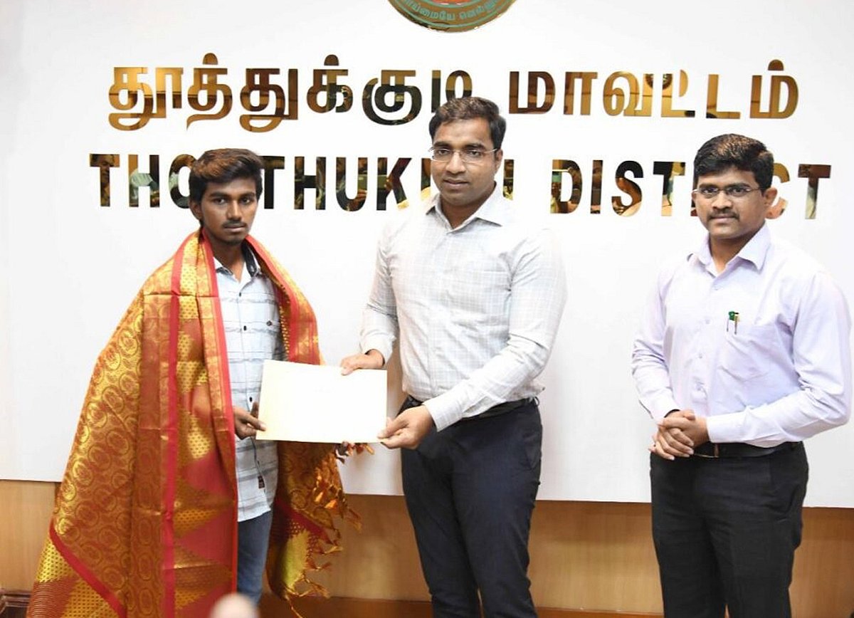 குற்றால அருவியில் விழுந்த சிறுமியைக் காப்பாற்றிய இளைஞர்; டிரைவராக நியமித்த தூத்துக்குடி ஆட்சியர்!