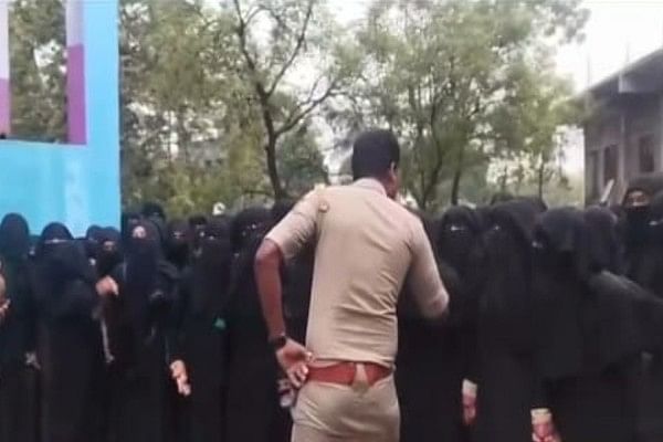 பள்ளிக்குள் போராடிய மாணவிகள்