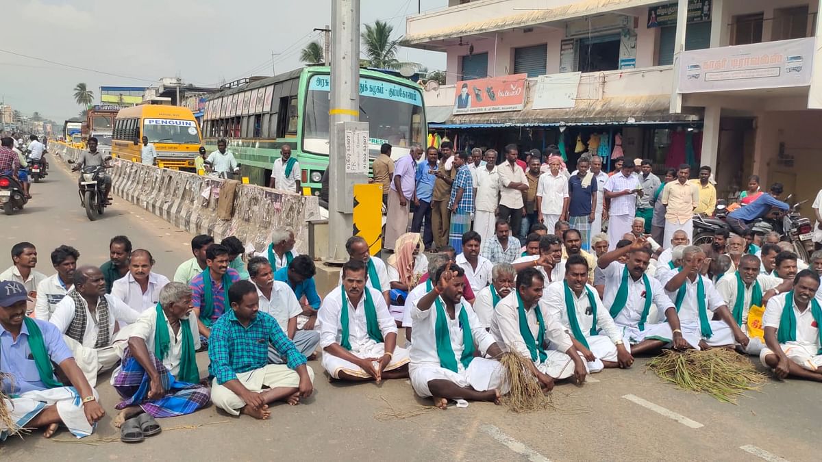 சாலைமறியல் போராட்டம் நடத்திய விவசாயிகள்
