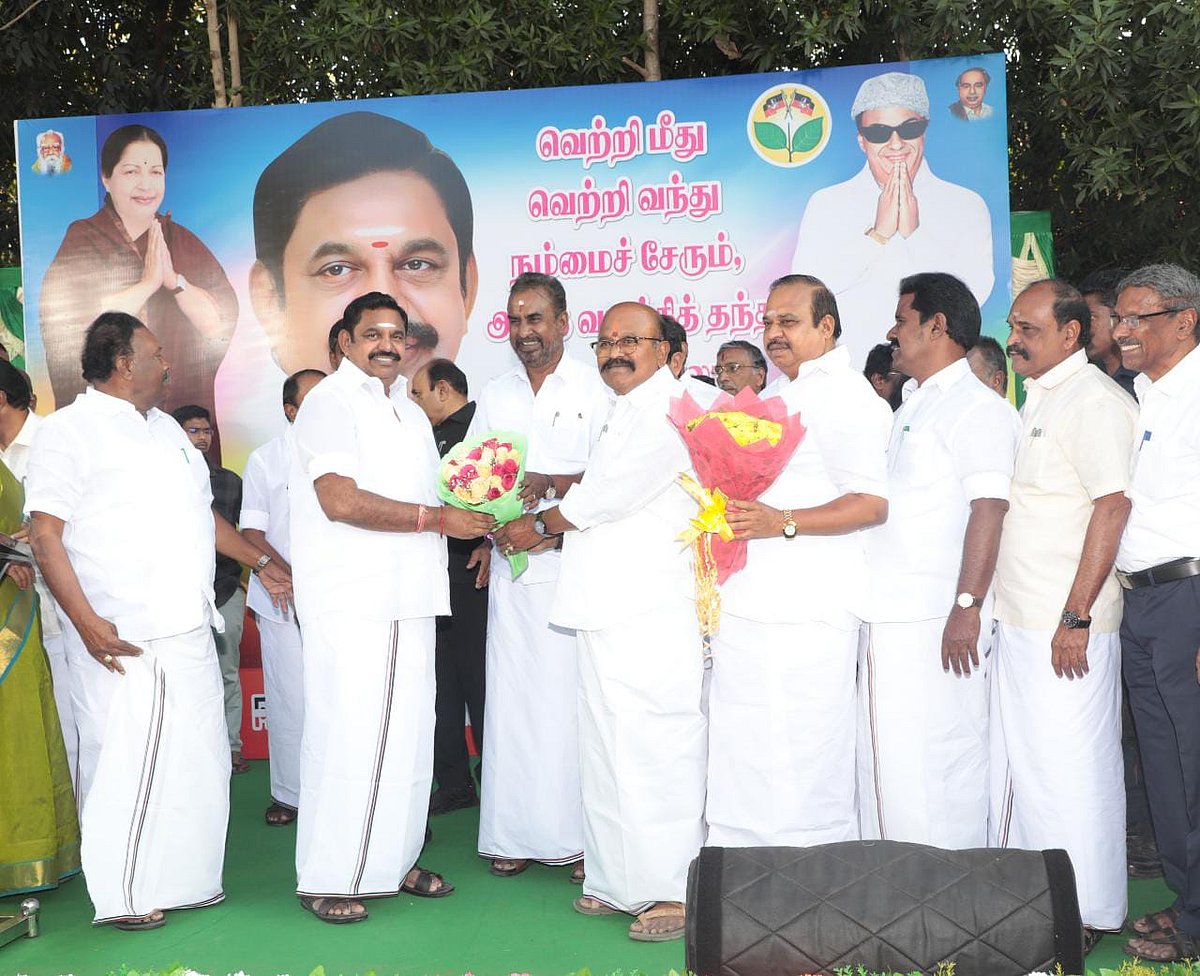 பூங்கொத்து அளித்து வரவேற்கும் முன்னாள் அமைச்சர்கள்