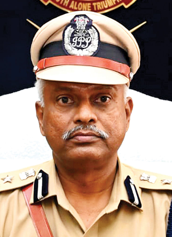 உடம்பெல்லாம் வலிக்குது... நீ பிடிச்சுவிட்டா சரியாகிடும்! - மாணவிகளிடம் அத்துமீறிய பள்ளி தாளாளர்