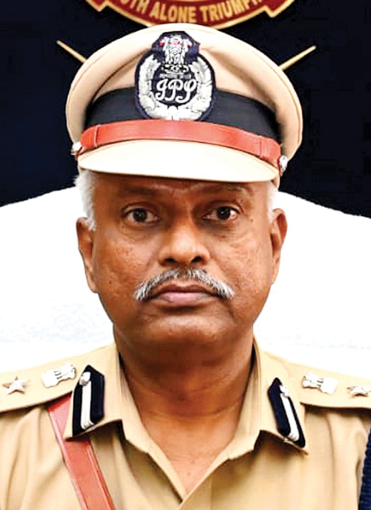 உடம்பெல்லாம் வலிக்குது... நீ பிடிச்சுவிட்டா சரியாகிடும்! - மாணவிகளிடம் அத்துமீறிய பள்ளி தாளாளர்