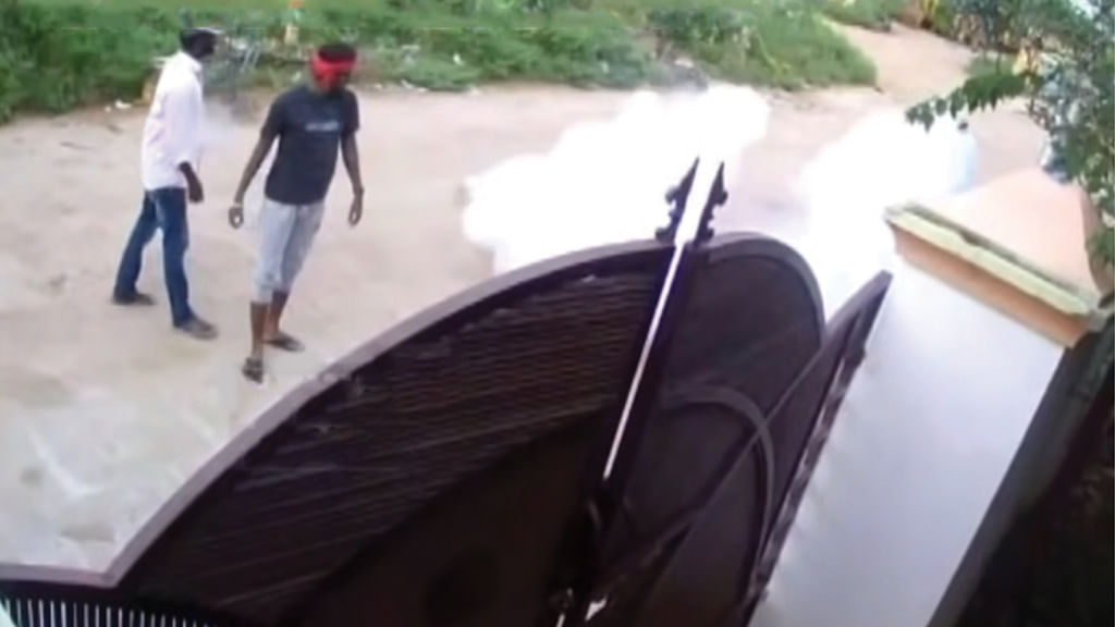 நாட்டி வெடிகுண்டு வீசிய சிசிடிவி காட்சிகள்