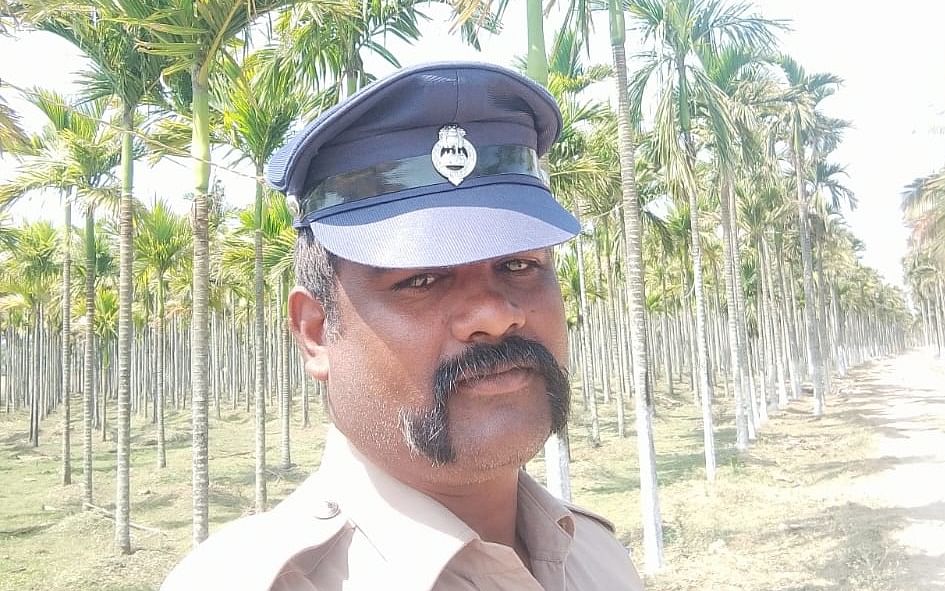உயிருக்குப் போராடிய பெண், தோளில் சுமந்து காப்பாற்றிய காவலர்; தலைமைச் செயலாளர் நேரில் பாராட்டு!