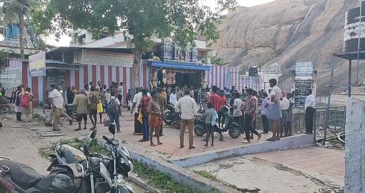 கோயில் பகுதியில் குவிந்த மக்கள்