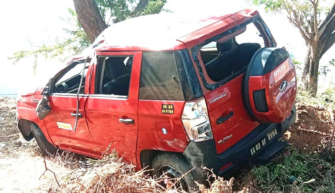 வாணியம்பாடி: தறிக்கெட்டு ஓடி மோதிய கார் - பள்ளி மாணவர்கள் 3 பேர் பலியான பரிதாபம்!